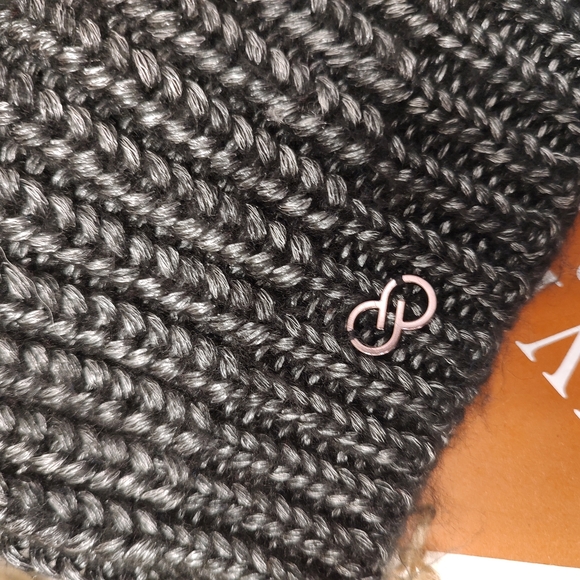 🖤 EUC Calla by Carrie Underwood Knit Metallic Pom Pom Beanie, Black/Silver, OS - Picture 5 of 6